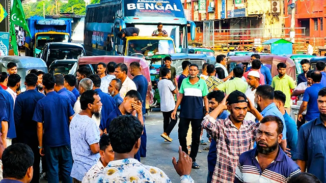 চট্টগ্রামে গ্যাস না পেয়ে বিক্ষুব্ধ চালকদের সড়ক অবরোধ