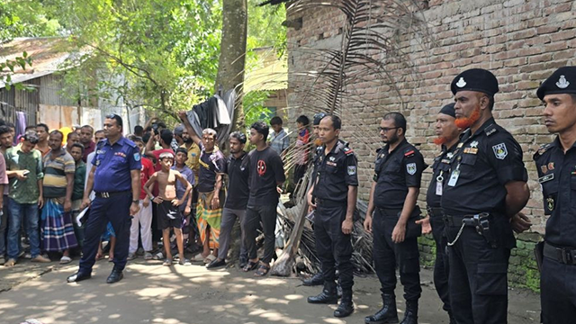 মাদারীপুরে মাদরাসায় ককটেল বিস্ফোরণ, আহত ৫ শিক্ষার্থী