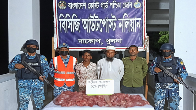 সুন্দরবনে কোস্ট গার্ডের অভিযান: হরিণের মাংসসহ ২ জন আটক