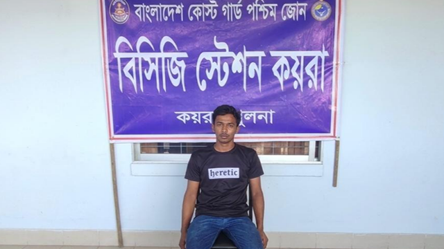 সুন্দরবনের নদীতে পড়ে যাওয়া জাহাজের ক্রুকে জীবিত উদ্ধার করেছে কোস্ট গার্ড