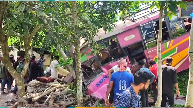 গোপালগঞ্জে দুর্ঘটনায় যাত্রীবাহী বাসটি সড়ক থেকে পাশের খাদে ছিটকে পড়ে।