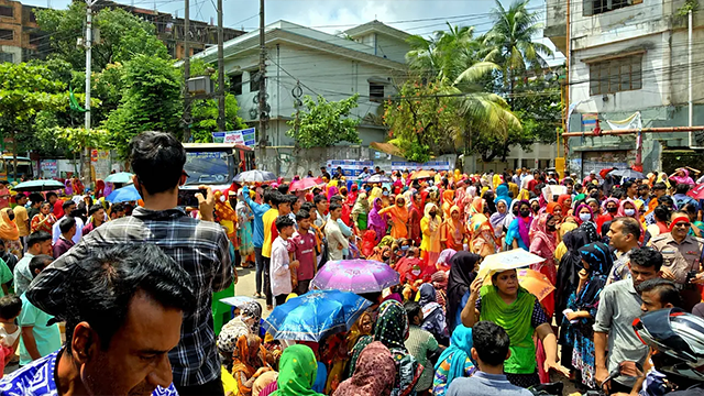 চট্টগ্রামে বকেয়া বেতনসহ বিভিন্ন দাবিতে পোশাক শ্রমিকদের সড়ক অবরোধ