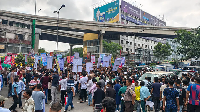 বনানীতে অবৈধ স্লিপার বাসের বৈধতা দাবিতে মালিক সমিতির সড়ক অবরোধ
