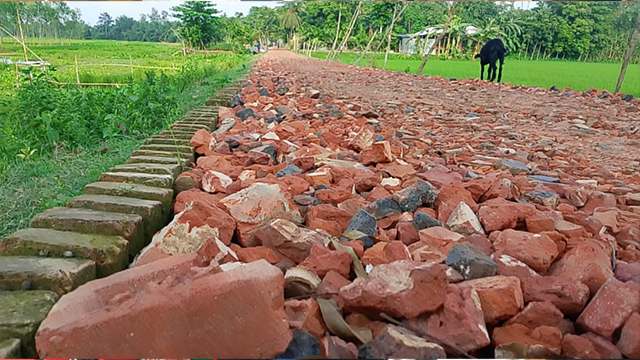 গঙ্গাচড়ায় ২ কোটি ৭১ লাখ টাকার সড়ক কাজে নিম্নমানের সামগ্রী ব্যবহারের অভিযোগ