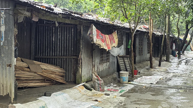 দিয়াবাড়ি আশ্রয়ণ প্রকল্প: দুই যুগেও হয়নি সংস্কার, জীর্ণ ঘরে ১০০ পরিবারের বসবাস