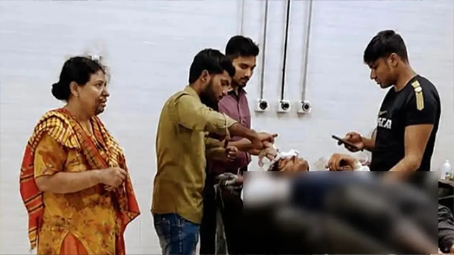 স্মৃতি আক্তার নামে এক তরুণীর ওপর ধারালো অস্ত্র দিয়ে হামলা চালিয়ে তার ডান হাত কবজির ওপর থেকে বিচ্ছিন্ন করে।ছবি: সংগৃহীত