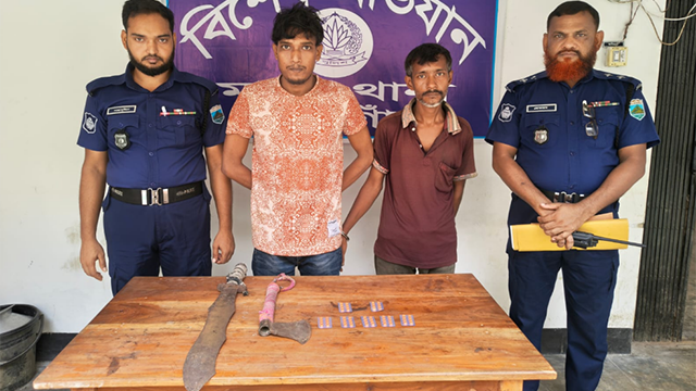 নওগাঁয় মাদক ও দেশীয় অস্ত্রসহ দুই সন্ত্রাসী গ্রেফতার