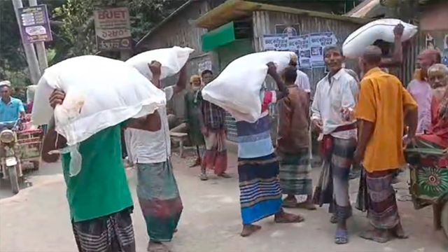 বিতরণে দেরি হওয়ায় গোডাউন ভেঙে শতাধিক বস্তা সার লুট!
