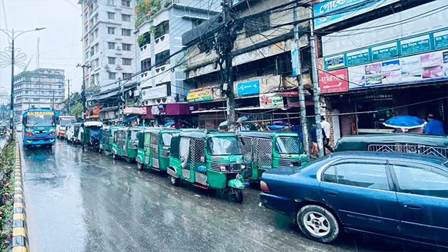 চট্টগ্রামে বিদ্যুৎ-গ্যাসের তীব্র সংকট, গাড়ির চাকা থেমে চুলায় আগুন নেই