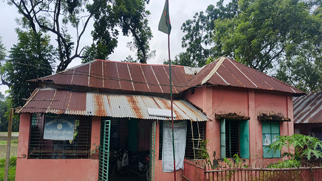 জরাজীর্ণ ভবনেই চলছে শ্যামনগরের কৈখালী ভূমি অফিসের কার্যক্রম