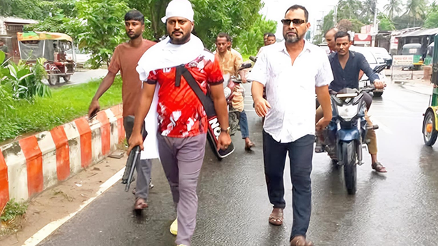 পাবনার ঈশ্বরদীতে সুদ, মাদক  ও সন্ত্রাসীদের গডফাদারদের বিরুদ্ধে কাফনের কাপড় মাথায় বেঁধে বৈধ লাইসেন্স ও শটগান প্রদর্শন করে ঈশ্বরদী সরকারি কলেজের সাবেক ছাত্রদল কর্মীর প্রতিবাদ