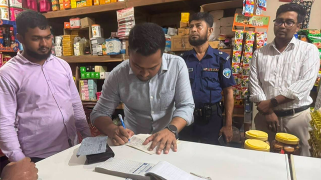 কচুয়া বাজারে সরকারি নির্দেশনা অমান্য করায় ৩ দোকানকে জরিমানা