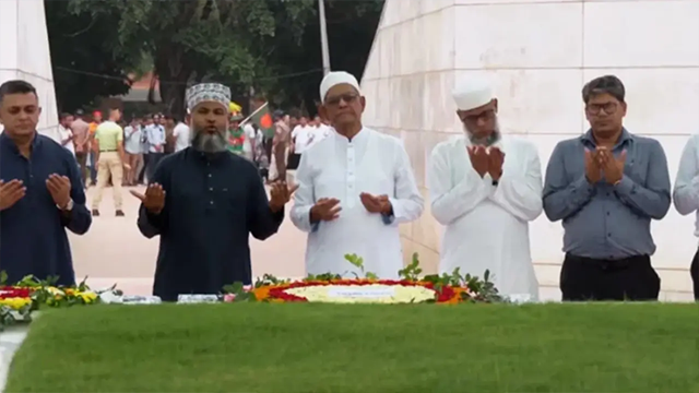 শপথের আগে জিয়াউর রহমান ও খালেদা জিয়ার কবরে শ্রদ্ধা জানালেন মির্জা ফখরুল