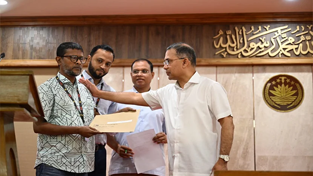 গুম-খুন ও জুলাই অভ্যুত্থানে ক্ষতিগ্রস্ত পরিবার / ৭৪ সদস্যকে চাকরির নিয়োগপত্র দিলেন প্রধানমন্ত্রী