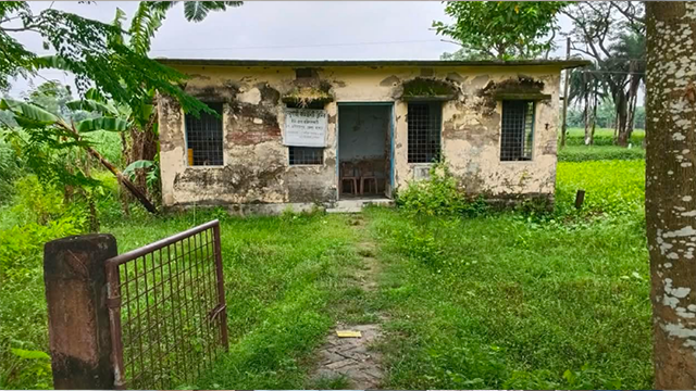 সংস্কারের অভাবে নাজুক নেবুগাতী কমিউনিটি ক্লিনিক, ঝুঁকি নিয়ে সেবা দিচ্ছেন কর্মীরা
