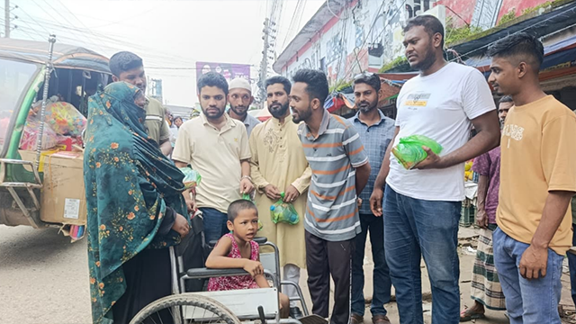 সাতক্ষীরায় বিএনপির প্রতিষ্ঠাবার্ষিকীতে ছাত্রদলের খাদ্যসামগ্রী বিতরণ