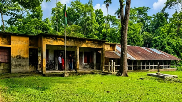 ১১ শিক্ষকের ১১ পরীক্ষার্থী, পাস করা একমাত্র শিক্ষার্থীর নামই জানেন না প্রধান শিক্ষক!