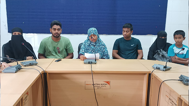 খুলনায় ৭১ পরিবারের জমি দখল, চাঁদাবাজি ও হুমকির অভিযোগে সংবাদ সম্মেলন