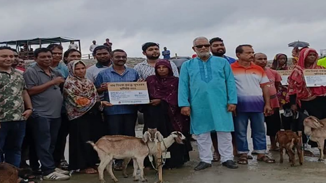 শ‌্যামনগ‌রে ৩১টি বাঘ বিধবা পরিবারের মা‌ঝে ছাগল বিতরণ