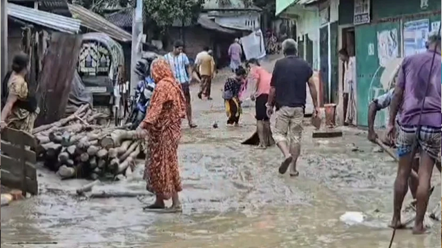 বান্দরবানে পানি কমলেও কাটেনি বন্যার্তদের দুর্ভোগ
