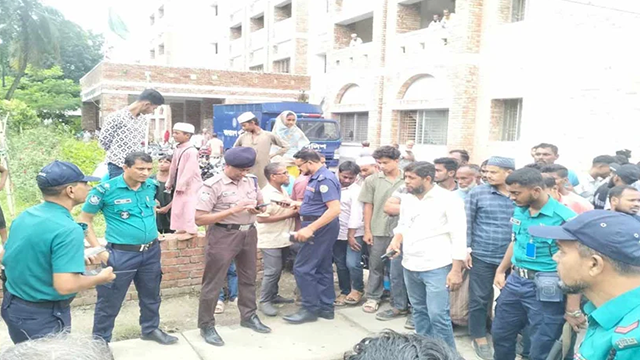 বরিশালে আদালতের প্রধান ফটকের সামনে ককটেল বিস্ফোরণ