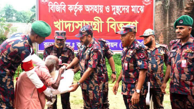 দৌলতপুর সীমান্তে ১০০ অসহায় পরিবারের মাঝে বিজিবির খাদ্যসামগ্রী বিতরণ