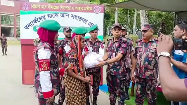 সাতক্ষীরায় বিজিবির উদ্যোগে ত্রাণ সামগ্রী বিতরণ