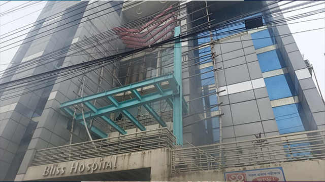 সাতক্ষীরায় ব্লিস হসপিটালে অক্সিজেন সিলিন্ডার বিস্ফোরণ, রোগী স্থানান্তর শুরু