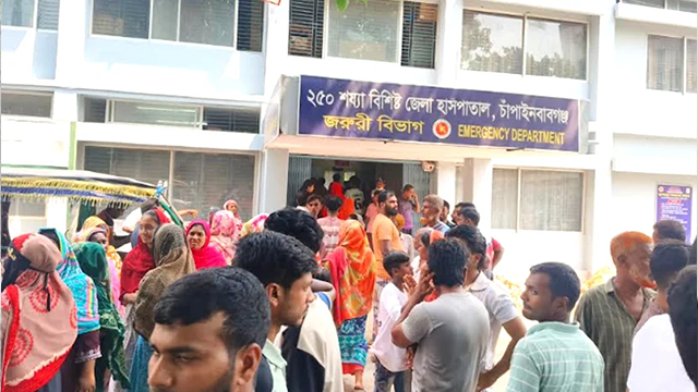 বিশেষজ্ঞ চিকিৎসক সংকটে চাঁপাইনবাবগঞ্জ জেলা হাসপাতাল, চিকিৎসা না পেয়ে রাজশাহীতে ছুটছেন রোগীরা