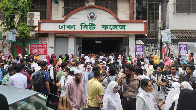 পরীক্ষা শেষে লংমার্চ ঘিরে সায়েন্স ল্যাবে কড়া পুলিশি অবস্থান