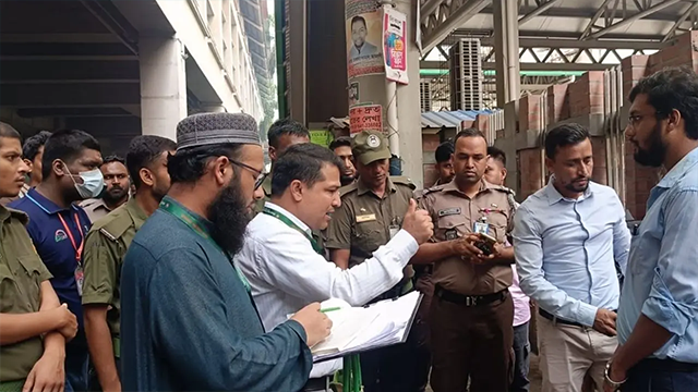 শাহবাগ মেট্রোরেল স্টেশন এলাকায় উচ্ছেদ অভিযান, অবৈধ পার্কিংয়ে জরিমানা