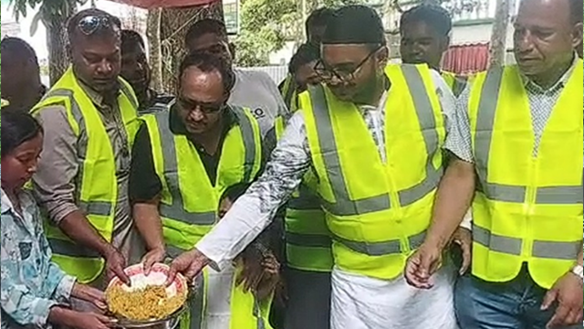 দোহারে জলাবদ্ধতায় আটকে পড়া মানুষের পাশে ‘টিম দোহার’