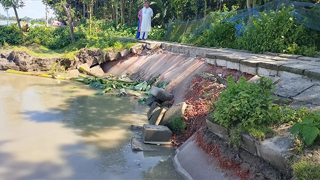 গংগাচড়ায় কোলকোন্দ ইউনিয়ন সংলগ্ন তিস্তা বাঁধে ভাঙ্গন