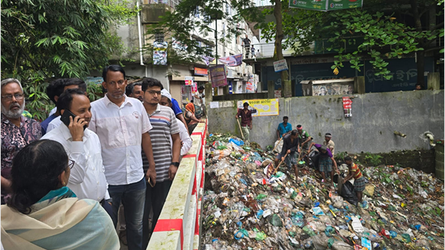 হ্যালো ডিসিতে অভিযোগ: মুহূর্তেই পরিষ্কার হলো ময়লার ভাগাড়