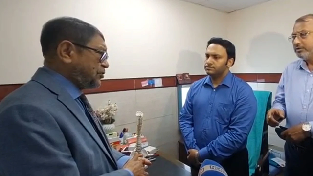 সরকারি চিকিৎসক রোগী দেখছিলেন বেসরকারিতে, বরখাস্ত করলেন স্বাস্থ্যমন্ত্রী