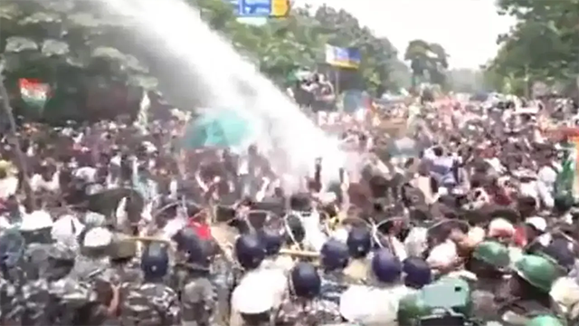 প্রশ্নফাঁসের অভিযোগে উত্তাল ভারত, শিক্ষার্থীদের ওপর পুলিশের লাঠিচার্জ-জলকামান