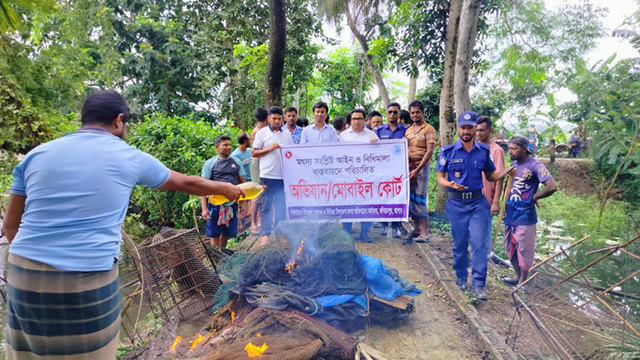 মনিরামপুরে অভিযানে ১৩ হাজার মিটার অবৈধ দুয়ারি ও কারেন্ট জাল জব্দ, দুই ব্যবসায়ীকে জরিমানা