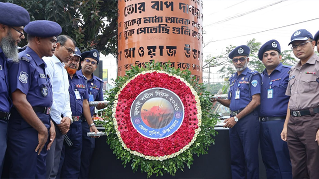 জুলাই শহীদ দিবসে কক্সবাজারে স্মৃতিস্তম্ভে জেলা পুলিশের শ্রদ্ধাঞ্জলি