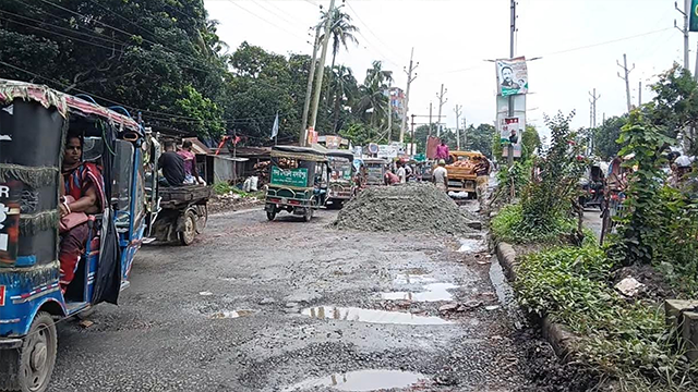 ২৫ কোটি টাকার সড়ক নির্মাণেই ধস, কাজ শেষ হওয়ার আগেই খানাখন্দে ভরল মাদারীপুর-শরীয়তপুর মহাসড়ক