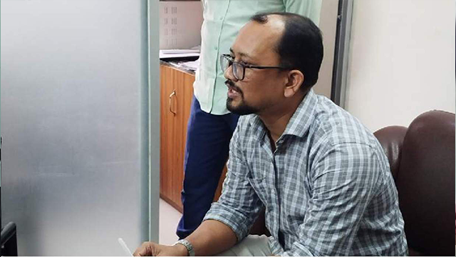 মাউশিতে তদবির করতে এসে ভুয়া বিসিএস কর্মকর্তা আটক, ব্যাগে মিলল ১৩টি জাল ডিও লেটার