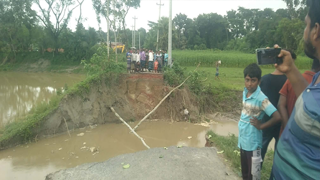 রাজগঞ্জ অঞ্চলে অপরিকল্পিত মৎস ঘেরের কারণে প্লাবিত পারখাজুরা