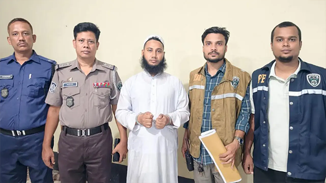 স্ত্রীকে হ-ত্যা-র পর সন্তান নিয়ে পালানো সেই ইমাম গ্রেপ্তার