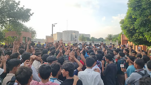 সংসদ ভবনের সামনে এইচএসসি পরীক্ষার্থীদের অবস্থান, ‘ভুয়া-ভুয়া’ স্লোগানে উত্তাল মানিক মিয়া অ্যাভিনিউ