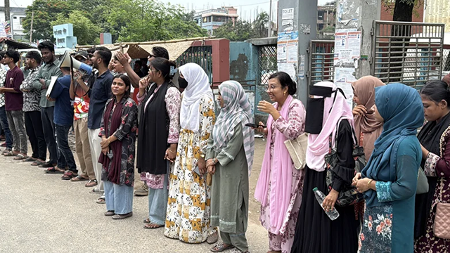১৮ জুলাই নওগাঁয় শিক্ষামন্ত্রীকে ঢুকতে না দেওয়ার হুঁশিয়ারি পরীক্ষার্থীদের