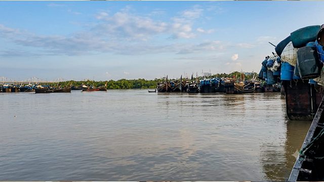 উত্তাল সাগর ও বৈরী আবহাওয়া: কক্সবাজারে মাছ ধরা বন্ধ, দিশেহারা হাজারো জেলে