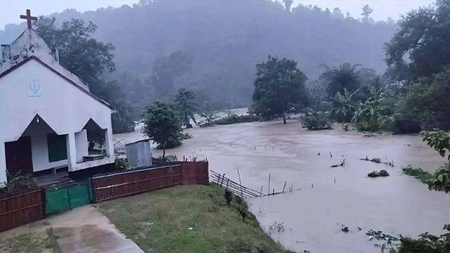 টানা বৃষ্টিতে রাঙামাটিতে লণ্ডভণ্ড জনপদ: ৬০ স্থানে পাহাড়ধস, ৪ সহস্রাধিক মানুষ আশ্রয়কেন্দ্রে