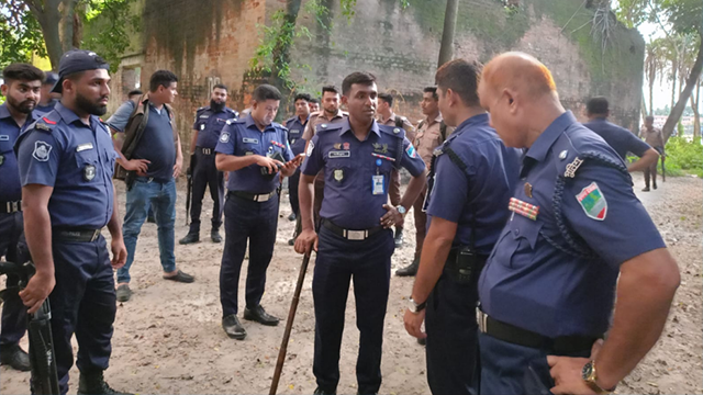 রূপসায় পুলিশের বিশেষ অভিযানে আটক ১২