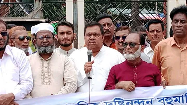 আধুনিক বহুমাত্রিক ‘জিয়া হল’ দ্রুত পুনঃনির্মাণের দাবিতে খুলনায় মানববন্ধন