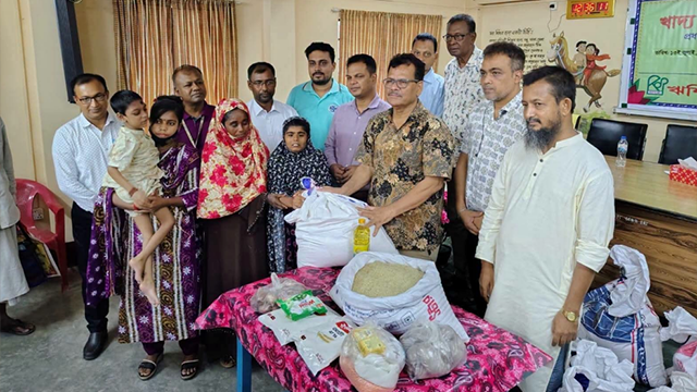 দুস্থ-প্রতিবন্ধীদের পাশে থাকার প্রতিশ্রুতি জেলা পরিষদের প্রশাসক হাবিবের; চার লাখ টাকা অনুদান