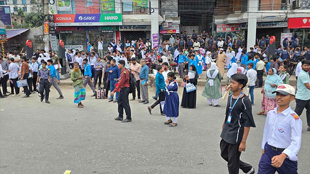 দ্বিতীয় দিনের মতো উত্তরার সড়কে শিক্ষার্থীরা